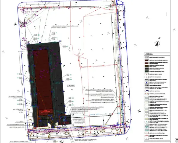 Plan zagospodarowania terenu z zaznaczonym zgłoszeniem pracy geodezyjnej, infrastrukturą podziemną i naziemną.