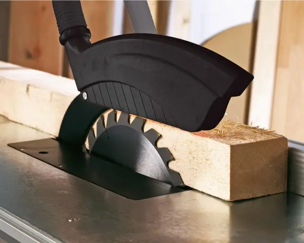 En cirkelsåg skär genom en träbit. Det finns olika sågar för olika projekt.
