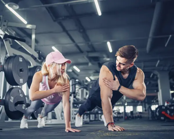 Para ćwiczy pompki w siłowni. Czy cardio spala mięśnie? Oni budują siłę, a nie tracą.