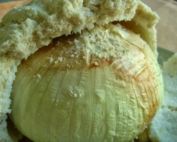 Una cipolla Giarratana intera, cotta in padella, avvolta in pane soffice.