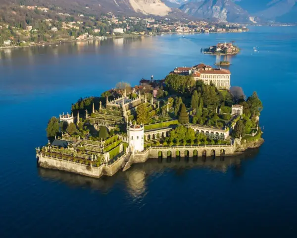 Isola Bella sul Lago Maggiore, un gioiello da ammirare in moto.