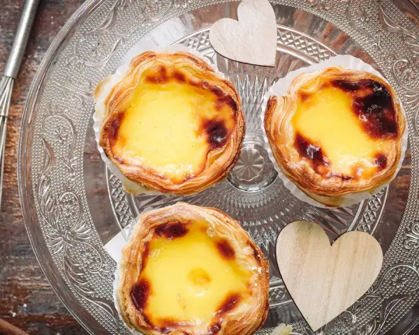 Pastéis de nata mit Vanillepudding-Füllung, bereit zum Genießen. Ein köstliches Rezept für süße Momente.