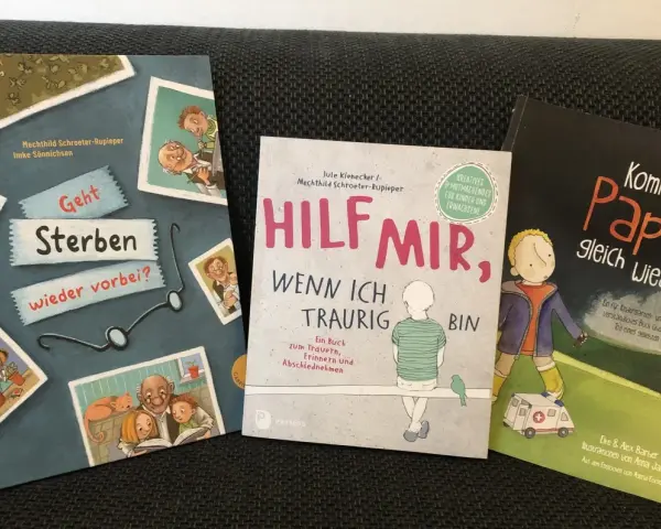 Drei Kinderbücher zum Thema Trauer und Verlust. Ein Kind sieht seinen verstorbenen Opa auf einem Bild.