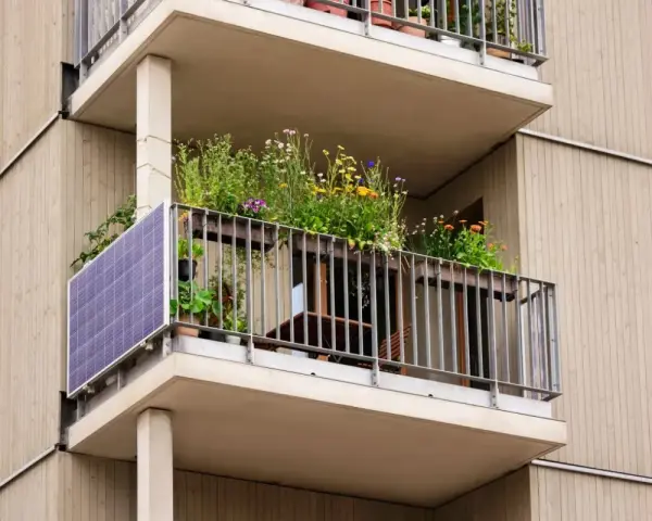 Kwiaty na balkonie z panelem słonecznym. Czy balkon jest częścią wspólną?