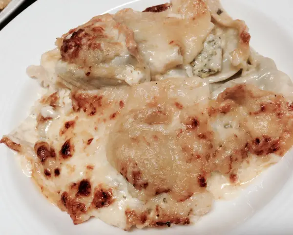Ricos ravioles de Royan gratinados con queso dorado y burbujeante, listos para disfrutar.