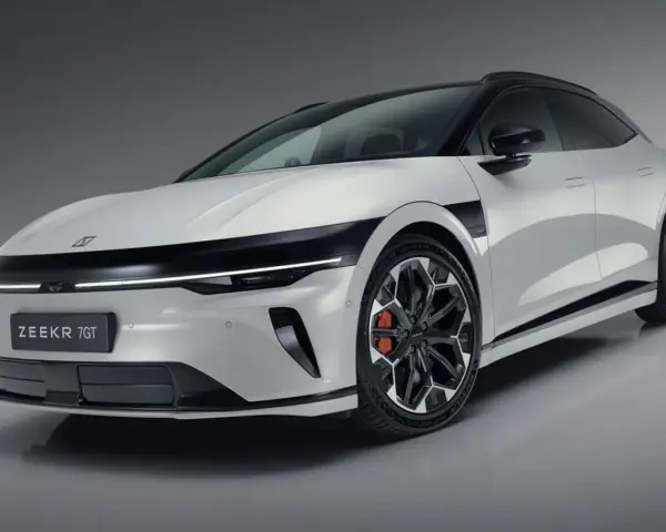 Biały samochód elektryczny Zeekr 7GT z czarnymi akcentami i futurystycznymi felgami. Ta marka samochodu na zdjęciu prezentuje nowoczesny design.