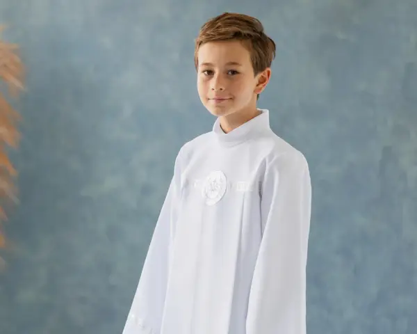 Chłopiec w albie komunijnej. Jak ubrać chłopca na komunię pod albę? Elegancko i z klasą.