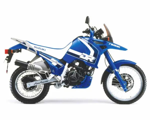Niebieski motocykl Suzuki DR 800 BIG z białymi akcentami, gotowy na przygodę.