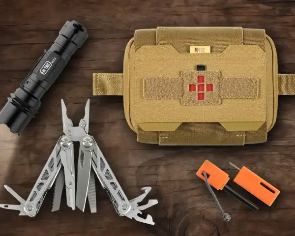 Latarka, multitool, krzesiwo i apteczka – to wszystko elementy, które mogą przydać się w sytuacjach awaryjnych. Zastanawiasz się, co to jest EDC? To właśnie zestaw przydatnych przedmiotów, które nosisz przy sobie na co dzień.