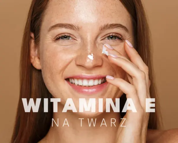 Uśmiechnięta kobieta z piegami aplikuje krem pod oczy. Witamina E na twarz dla promiennej cery.