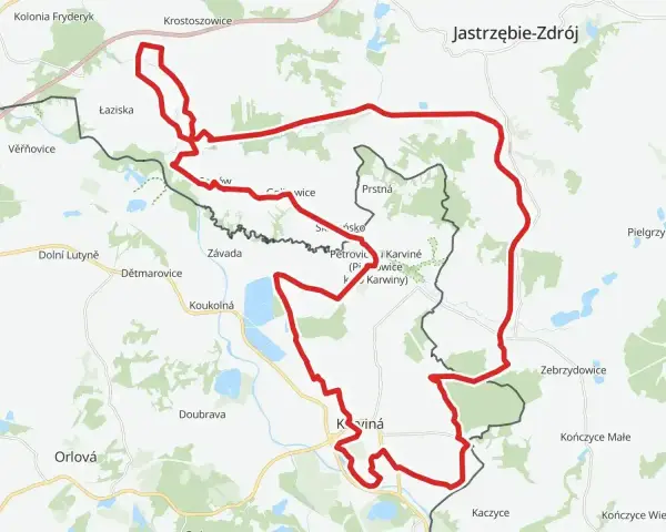 Mapa z zaznaczoną na czerwono żelazną trasą rowerową, biegnącą przez tereny Czech i Polski, w okolicach Karwiny i Jastrzębia-Zdroju.