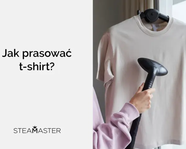 Jak prasować t-shirt parownicą? Dłoń trzymająca parownicę zbliża się do beżowej koszulki wiszącej na wieszaku.