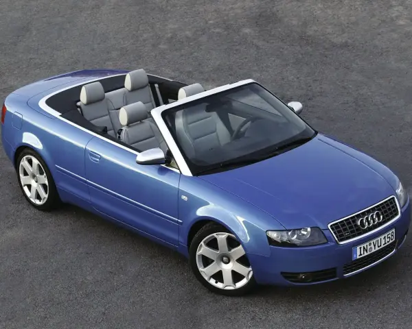 Blauer Audi 80 Cabrio mit 6 Zylinder Motor, offen und bereit für eine Spritztour.
