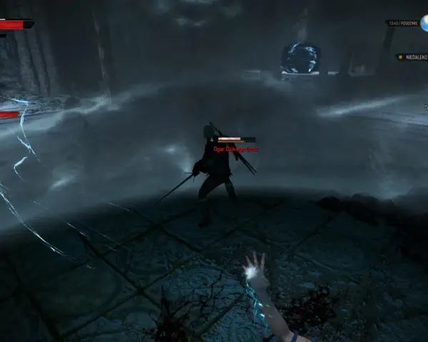 Geralt walczy z Ogarami Dzikiego Gonu w mrocznej lokacji, podczas gdy Keira Metz rzuca zaklęcia. To polowanie na czarownice w Wiedźminie 3.