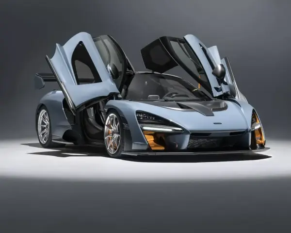 Niebieski McLaren Senna z otwartymi drzwiami, gotowy do startu.