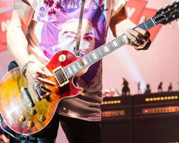 Muzyk gra na gitarze Gibson Les Paul, tworząc dźwięki, które mogłyby znaleźć się na najważniejszych płytach w historii muzyki.