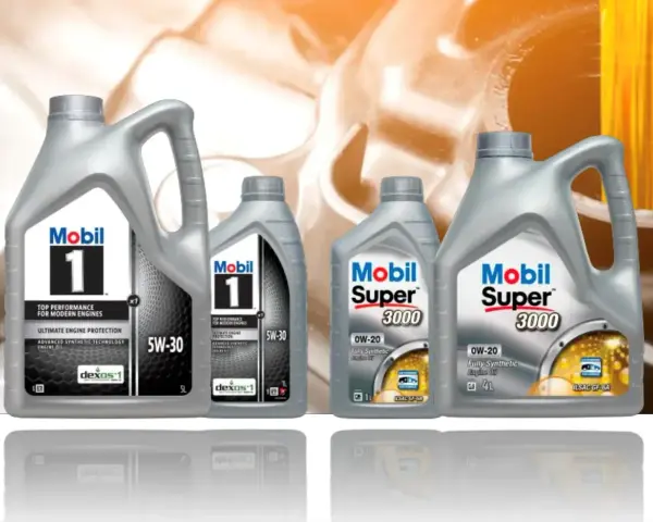 Cztery butelki oleju silnikowego Mobil 1 i Mobil Super 3000.