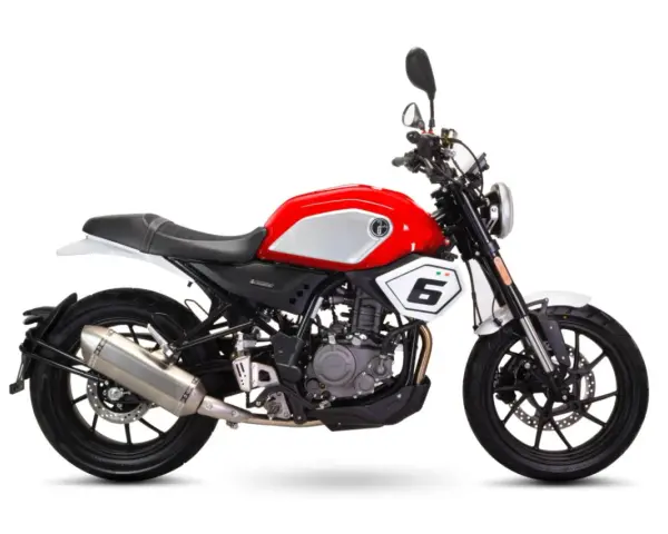 Stylowy motocykl Junak SC 125 V Max w czerwono-srebrnej kolorystyce, z numerem 6 na tabliczce.