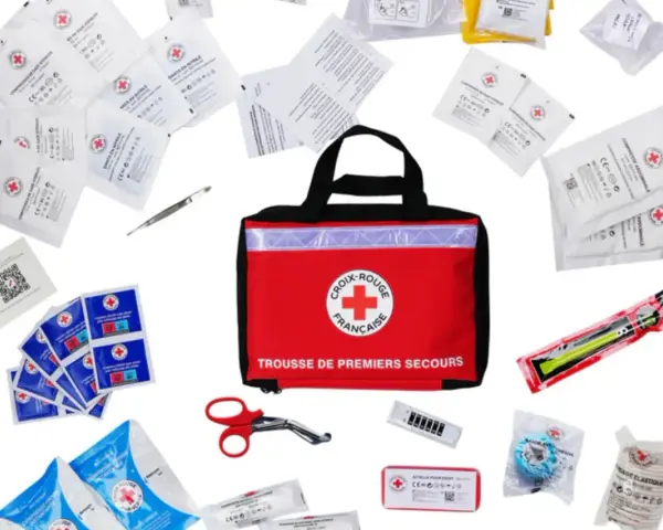 Trousse de premiers secours de la Croix-Rouge française, contenant compresses, gants, pansements et ciseaux. Idéal pour le contenu trousse pharmacie école.