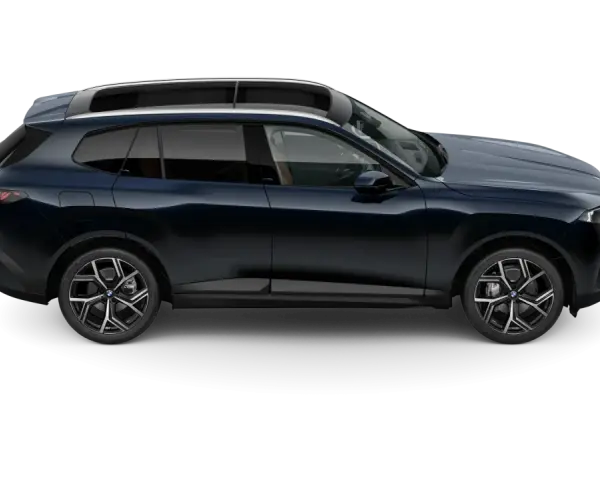 Eleganckie, nowe BMW X5 w ciemnogranatowym kolorze, z panoramicznym dachem i stylowymi felgami, gotowe na każdą podróż.