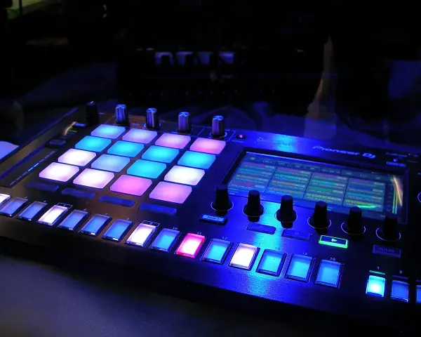 Pioneer DJ sampler z podświetlanymi padami i ekranem, idealny, by dowiedzieć się, jak zacząć robić muzykę.