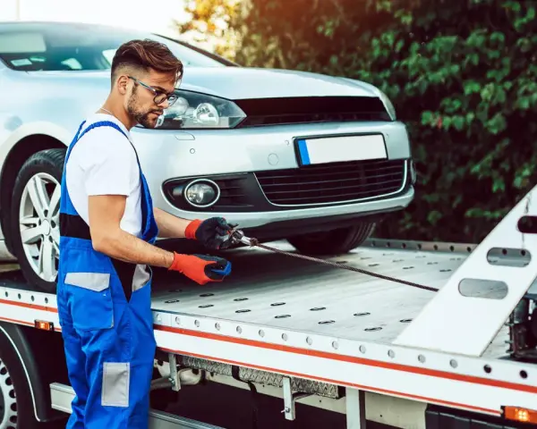 Mechanik przygotowuje auto do transportu. Zastanawiasz się, ile czasu na wyrejestrowanie auta po sprzedaży?