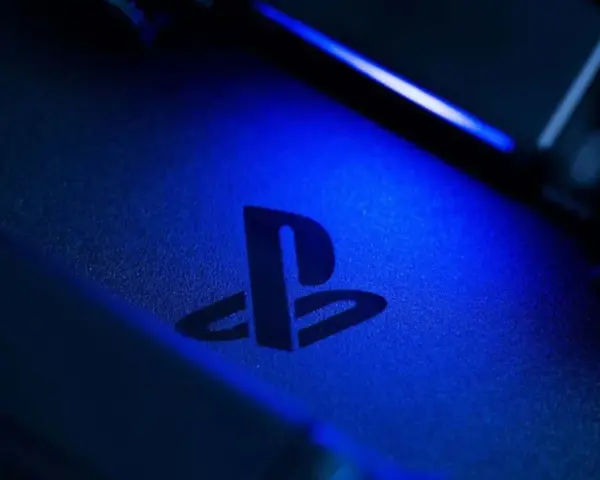 El logo de PlayStation brilla con luz azul. ¡Listo para el play 6 lanzamiento!