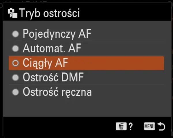 Menu aparatu z opcją "Ciągły AF" jako wybranym trybem ostrości.