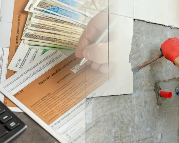 Dłonie z młotkiem i dłutem przy ścianie, obok dokumenty podatkowe i pieniądze.