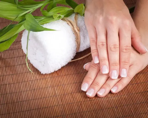 Dłonie po zabiegu, z zadbanymi paznokciami. Choć manicure japoński wady ma niewielkie, warto pamiętać o pielęgnacji.