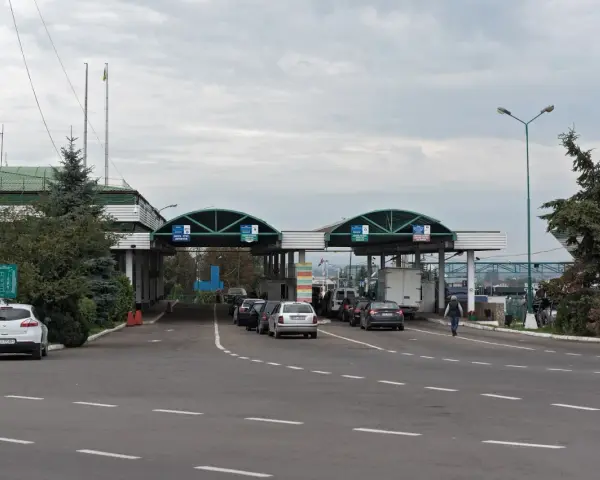 Kolejka samochodów na przejściu granicznym. Zastanawiasz się winieta co to? To opłata za przejazd autostradą.