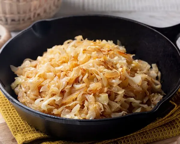 Verza in padella, dorata e saporita, pronta per essere gustata. Un contorno semplice e gustoso.