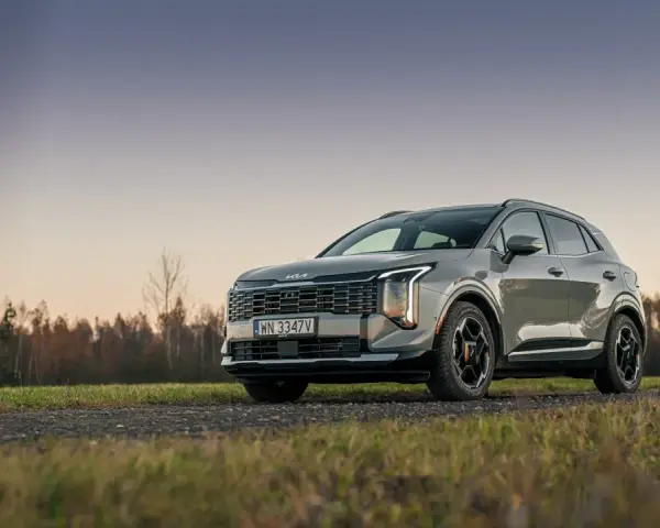 Nowy Kia Sportage hybryda na tle jesiennego krajobrazu. Elegancki SUV z nowoczesnym designem.
