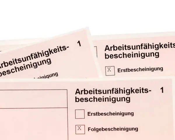 Arbeitsunfall krankschreibung unterbrochen: Mehrere Arbeitsunfähigkeitsbescheinigungen liegen übereinander. Eine Folgebescheinigung ist angekreuzt.