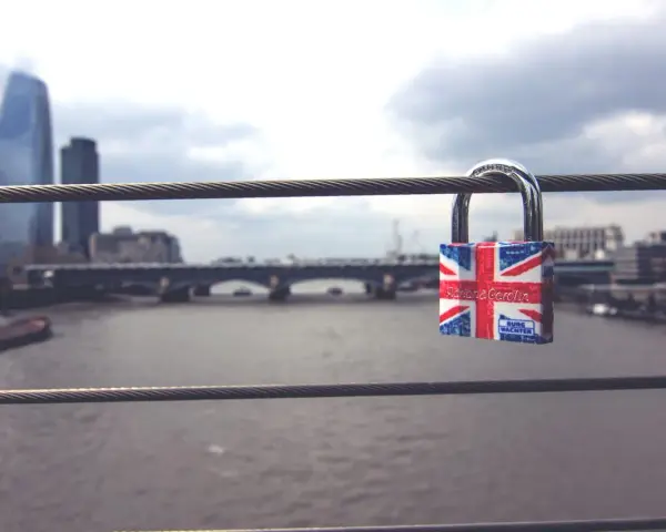 Anglia po Brexicie: Co przewieziesz samolotem? Uniknij kar!