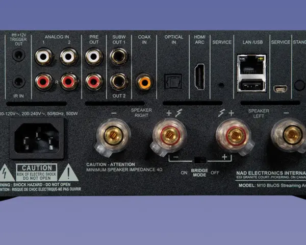 Tył wzmacniacza NAD M10 BluOS Streaming Amplifier (v2) z licznymi złączami: analogowymi, cyfrowymi, HDMI, USB, LAN i terminalami głośnikowymi.