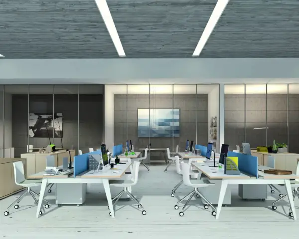 Ufficio moderno con scrivanie operative, divisori blu e sedie bianche. La disposizione segue la normativa per un ambiente di lavoro funzionale.