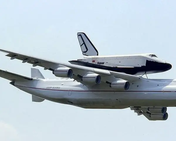 An-225 Mrija transportuje prom kosmiczny Buran. Ten gigantyczny samolot pasażerski waży 640 ton.