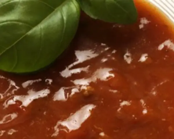 Ein köstliches Zigeunersauce Rezept, verfeinert mit frischem Basilikum.