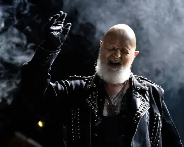 Rob Halford, der offen schwul ist, rockt die Bühne in Lederjacke und mit Bart.