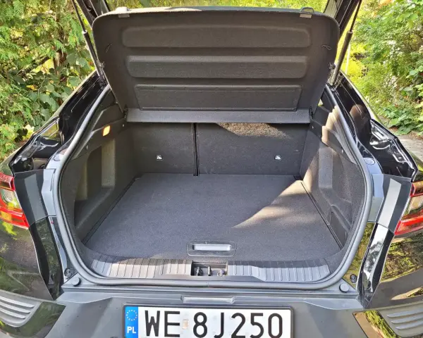 Otwarty bagażnik Renault Arkana, pokazujący jego przestronność. Wymiary bagażnika są kluczowe dla podróżujących.