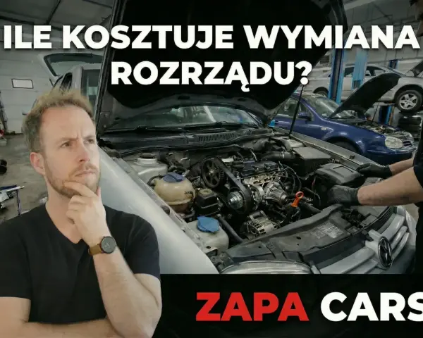 Zastanawiasz się nad wymianą rozrządu? Cena tej usługi w ZAPA CARS jest konkurencyjna. Mechanik pracuje przy silniku.