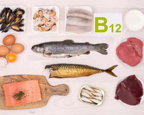 Witaj w świecie witaminy B12! Gdzie występuje? W rybach, owocach morza, jajach, mięsie i wątróbce.