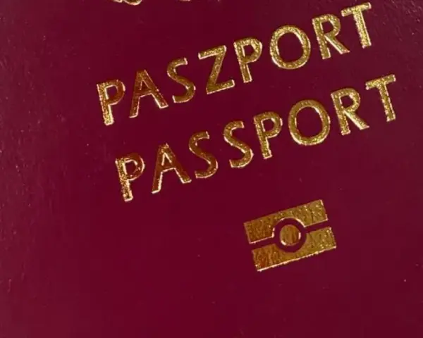Ciemnoczerwony paszport z napisem "PASZPORT" i symbolem. Numer paszportu jest ukryty.