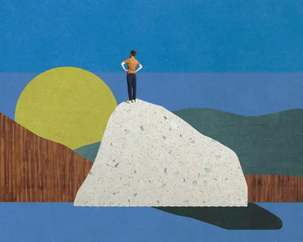 Un uomo guarda l'orizzonte da una cima, un simbolo di aspirazioni professionali ed esempi di successo.