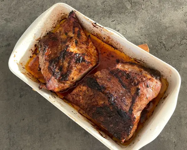 Två saftiga köttbitar i en ugnsform, perfekt för ett gott pluma recept.