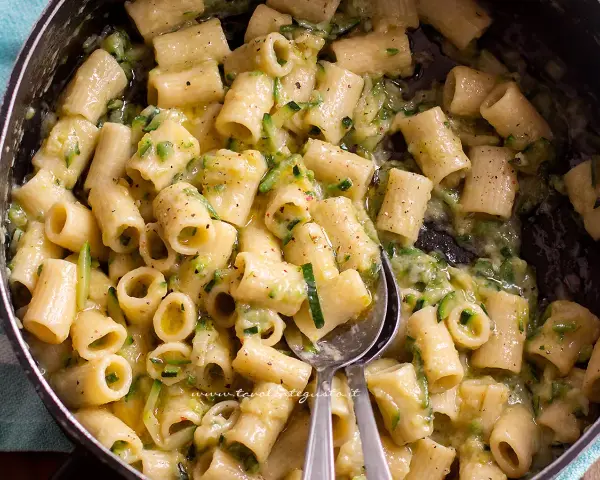 Rigatoni cremosi con zucchine, un sapore che ricorda le zucchine ricette della nonna. Un piatto semplice e gustoso.