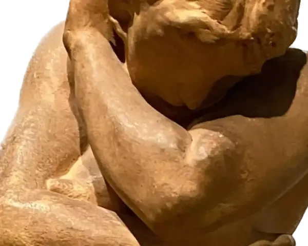 Détail d'une sculpture en bronze, une œuvre d'art d'Auguste Rodin, montrant un torse musclé et un bras levé.