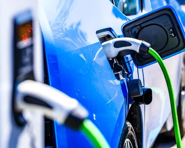 Ile trwa ładowanie samochodu elektrycznego w domu? Czas i metody ładowania