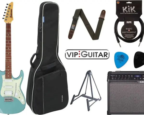 E-Gitarre, Tasche, Gurt, Kabel, Plektren, Ständer und Verstärker.